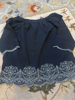 Draper’s & Damons Women’s Navy Off-Shoulder Embroidered Peasant Top Medium